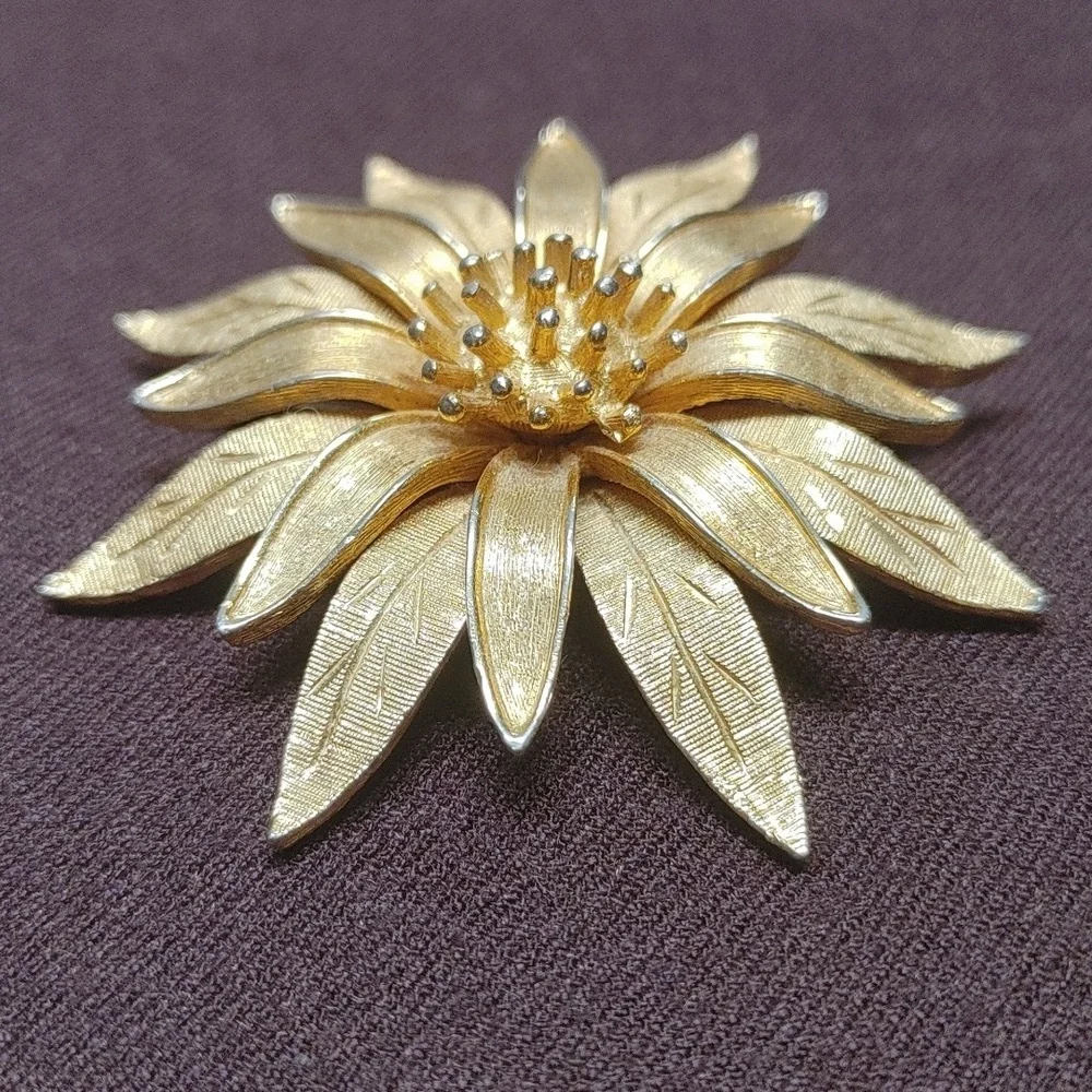 Kramer VTG Elegant Gold Flower Brooch